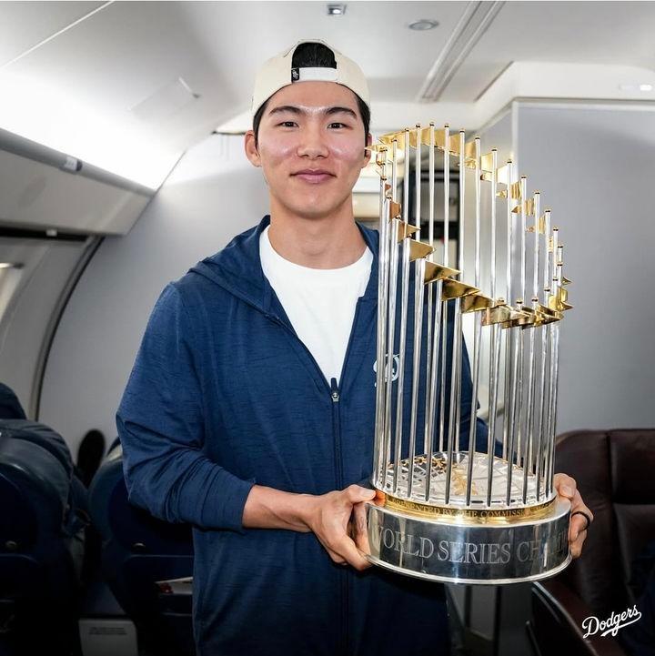 본문 이미지 - 월드시리즈 우승 트로피를 들고 활짝 웃고 있는 김혜성. (다저스 SNS 캡처)