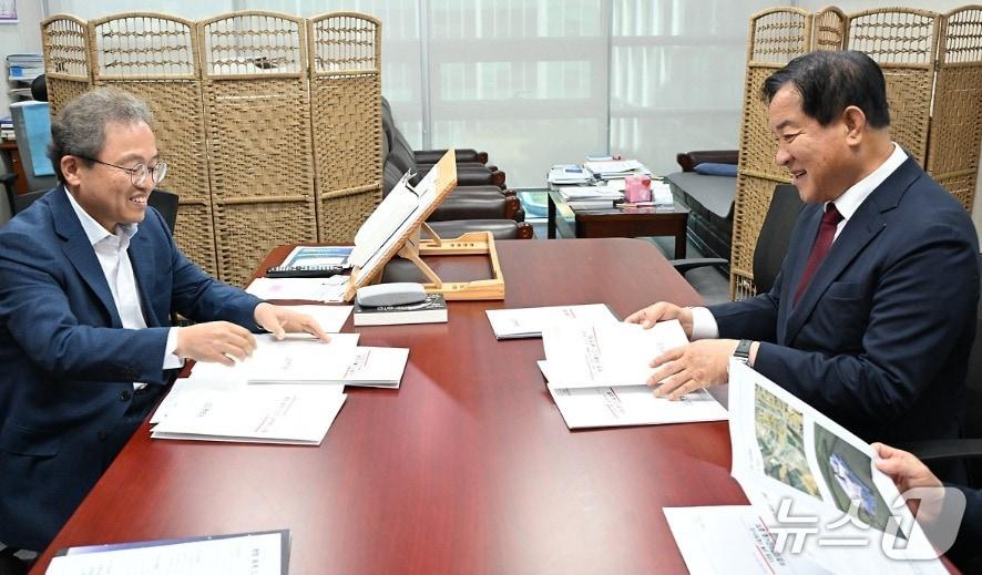 본문 이미지 - 심재국 강원 평창군수(오른쪽)가 3일 서울 국회에서 송기헌 더불어민주당 국회의원(원주 을)에게 지역 현안 사업에 필요한 국비를 논의하고 있다. (평창군 제공. 재판매 및 DB금지) 2025.,11.3/뉴스1