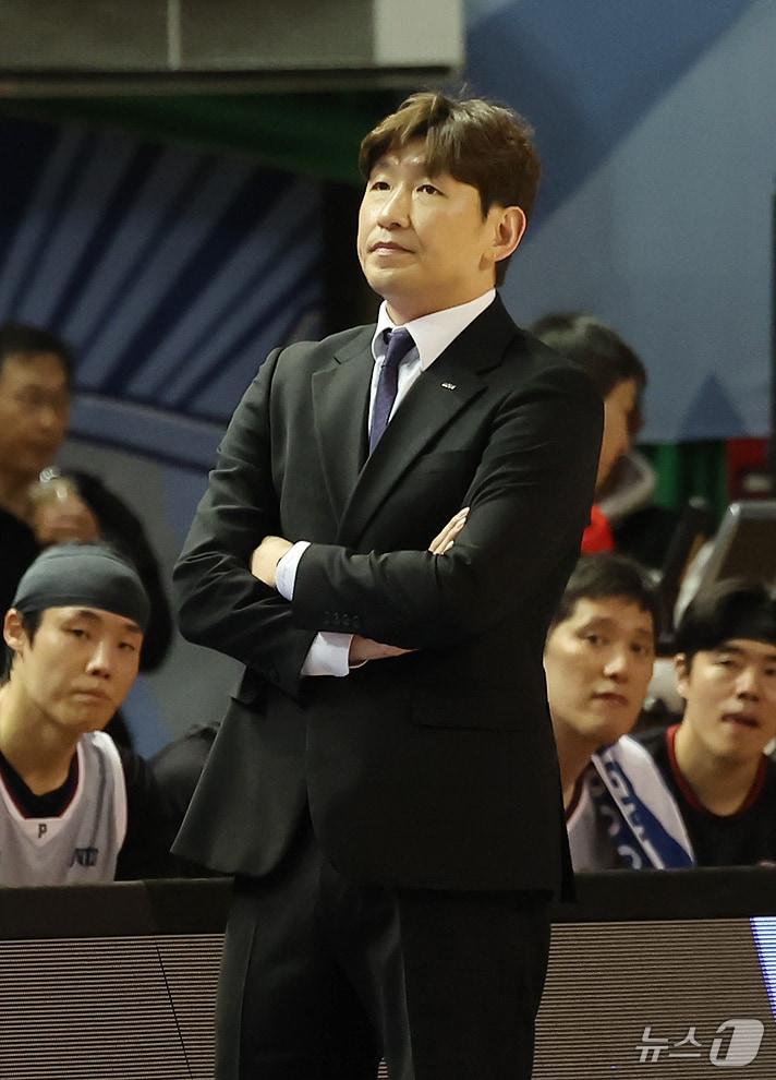 본문 이미지 - 3일 오후 서울 송파구 잠실실내체육관에서 열린 2025-2026 LG전자 프로농구 정규리그 서울 삼성 썬더스와 울산 현대모비스 피버스의 경기에서 현대모비스 양동근 감독이 경기를 바라보고 있다. 2025.11.3/뉴스1 ⓒ News1 장수영 기자