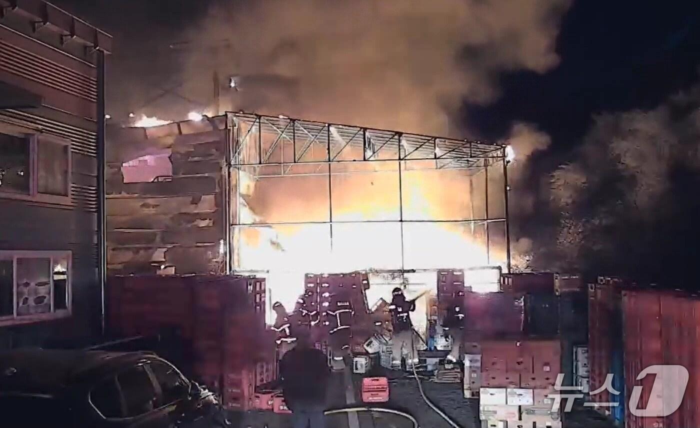 본문 이미지 - 3일 오후 6시30분께 대전 동구 구도동 남대전물류단지 소재 공장에서 불이 나 3시간 30분만에 꺼졌다.(대전소방본부 제공) /뉴스1