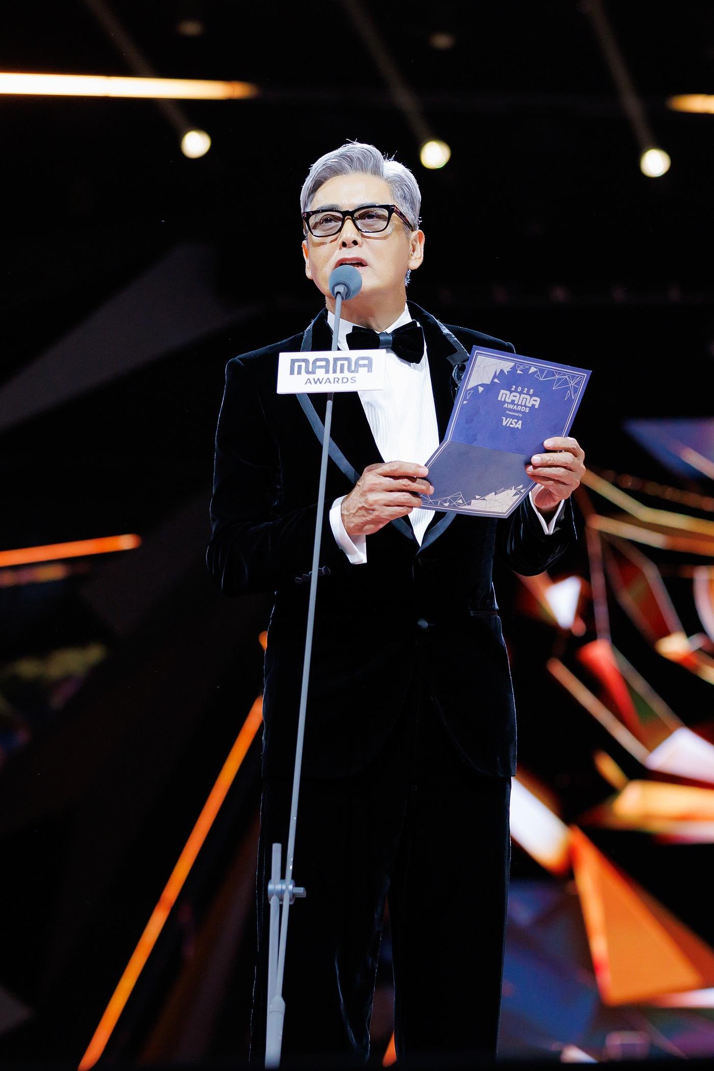 본문 이미지 - '2025 마마 어워즈'에 참석한 저우룬파(주윤발)(CJ ENM 제공)