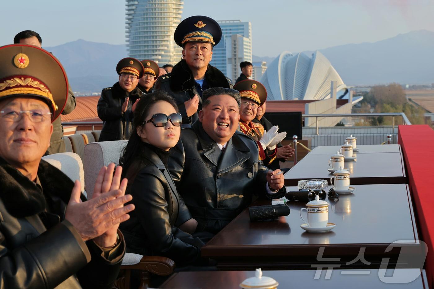 &#40;평양 노동신문=뉴스1&#41; = 당 기관지 노동신문은 30일 &#34;조선인민군 공군창설 80주년 기념행사가 11월 28일 제2공군사단 59길영조영웅연대 갈마비행장에서 성대히 진행됐다&#34;라고 보도했다. 김정은 총비서가 참석한 이 자리에는 &#39;존경하는 자제분&#39;으로 호명된 딸 주애도 동행했다. [국내에서만 사용가능. 재배포 금지. DB 금지. For Use Only in the Republic of Korea. Redistribution Prohibited] rodongphoto@news1.kr