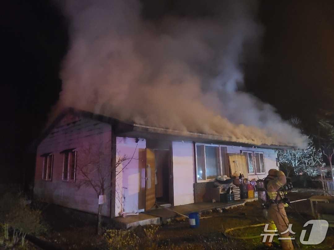 본문 이미지 - 평창 미탄면 주택 화재.&#40;강원도소방본부 제공. 재판매 및 DB금지&#41;/뉴스1