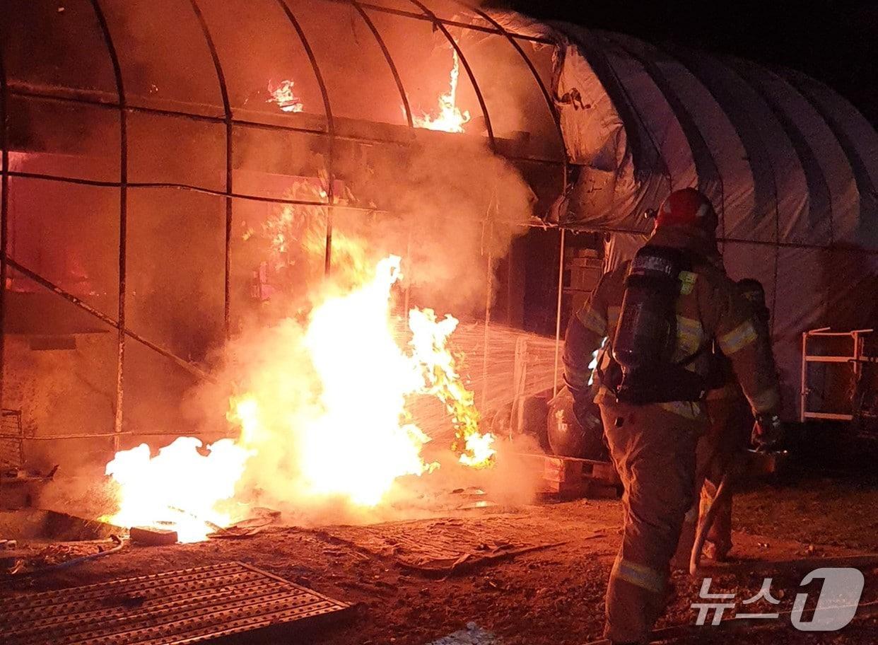 본문 이미지 - 29일 오후 9시28분분쯤 경북 울진군 울진읍의 한 비닐하우스형 창고에서 화재가 발생해 소방당국이 진화하고 있다.&#40;경북소방본부 제공, 재판매 및 DB 금지&#41;
