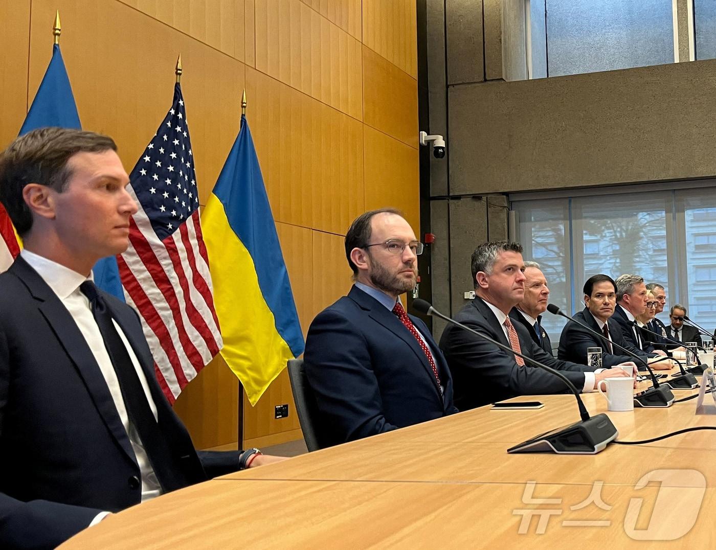 본문 이미지 - 도널드 트럼프 미국 대통령의 사위 재러드 쿠슈너를 비롯한 미국 대표단이 23일&#40;현지시간&#41; 스위스 제네바에서 우크라이나 측 대표단을 만나 종전안에 관해 논의하고 있다. 2025.11.23 ⓒ 로이터=뉴스1 ⓒ News1 강민경 기자