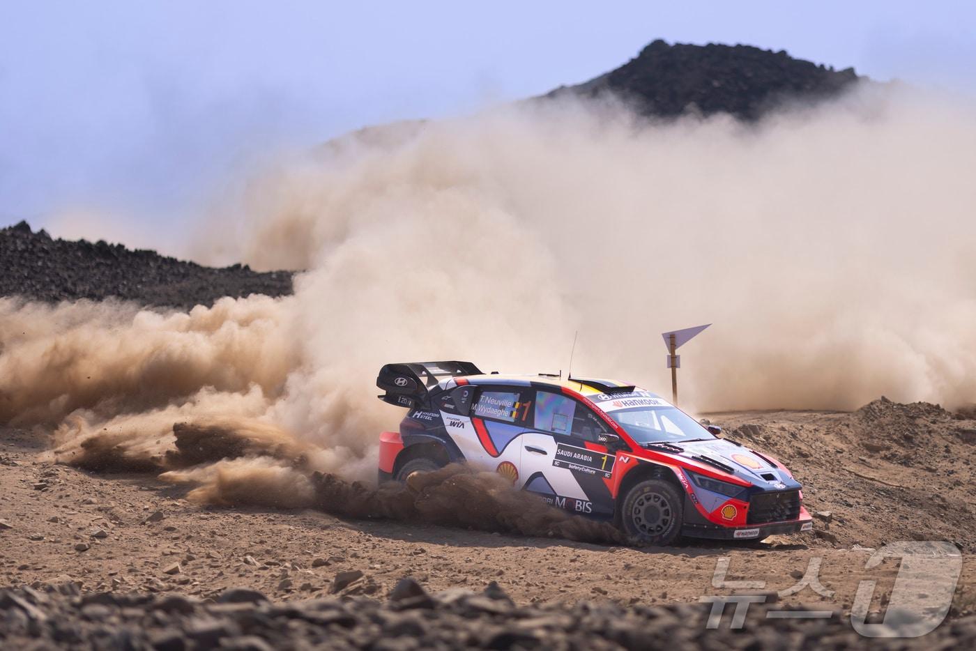 현대자동차는 지난 26일부터 29일(현지시간)까지 사우디 아라비아에서 열린 2025 월드랠리챔피언십(World Rally Championship, 이하 WRC) 열네번째 라운드 ‘사우디 아라비아 랠리(Rally Saudi Arabia)’에서 티에리 누빌(Thierry Neuville)이 1위를 차지했다고 30일 밝혔다.  2025 WRC 사우디 아라비아 랠리에서 질주하는 현대차 월드랠리팀 'i20 N Rally1' 차량. (현대차 제공. 재판매 및 DB금지) 2025.11.30/뉴스1