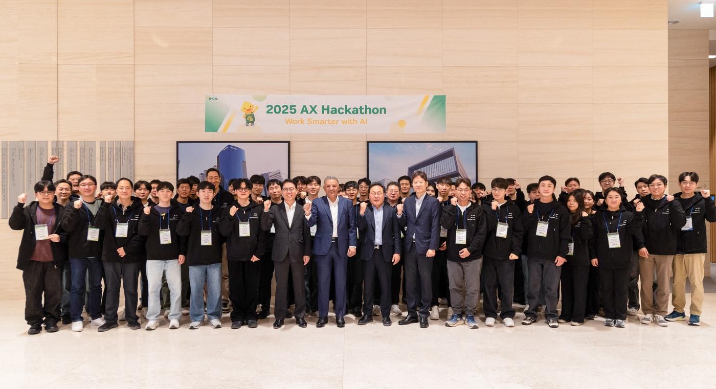 S-OIL 안와르 알 히즈아지 CEO&#40;앞줄 왼쪽에서 8번째&#41;가 사내 AX 해커톤 대회 참가자들과 기념촬영을 하고 있다. &#40;에쓰오일 제공&#41;