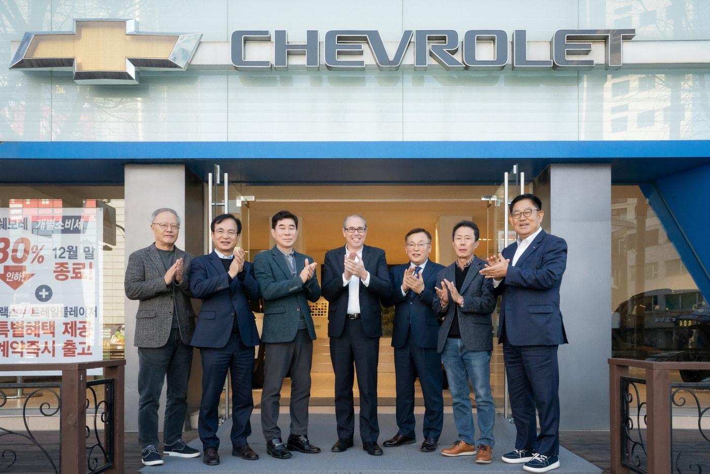 기념 사진을 촬영하고 있는 구스타보 콜로시 영업·서비스·마케팅 부문 부사장과 한국지엠대리점협의회 및 한국지엠 협력 서비스 네트워크 협의회 대표들. &#40;한국GM 제공&#41;