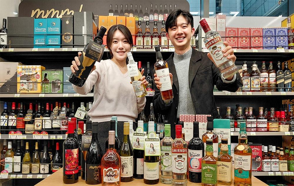 본문 이미지 - CU는 12월 한 달간 와인, 양주 179종을 최대 63% 할인하는 대규모 프로모션을 전개하며 본격적인 연말 송년회·홈파티 수요 확보에 나선다&#40;CU제공&#41;