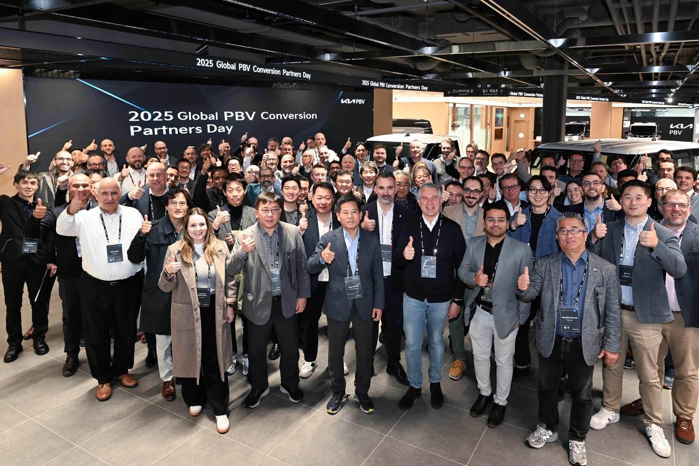 '2025 글로벌 PBV 컨버전 파트너스 데이'에서 기아 PBV비즈니스사업부 김상대 부사장(첫줄 왼쪽에서 3번째)과 글로벌 특장업체 관계자들이 기념 촬영하는 모습. (기아 제공)