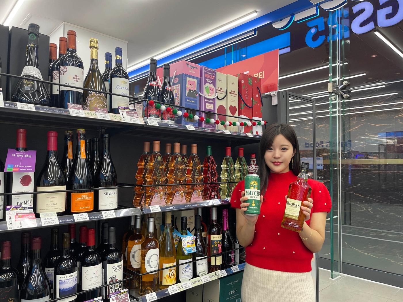 본문 이미지 - GS25는 12월 차별화 주류를 대거 출시하고 편의점 주류 전 카테고리를 총망라한 역대 최대 규모의 할인 프로모션을 진행한다.&#40;GS25제공&#41;