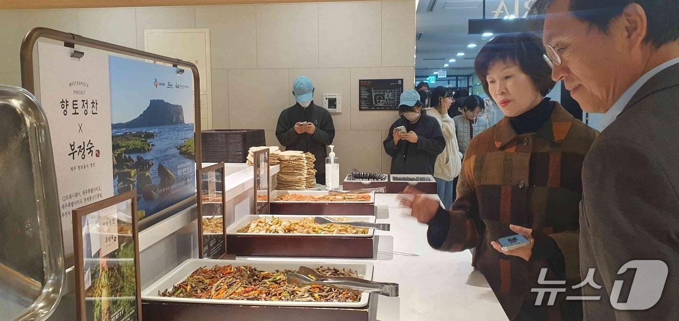 급식용 간편식으로 재탄생한 제주 향토음식.(제주특별자치도 제공, 재판매 및 DB 금지)