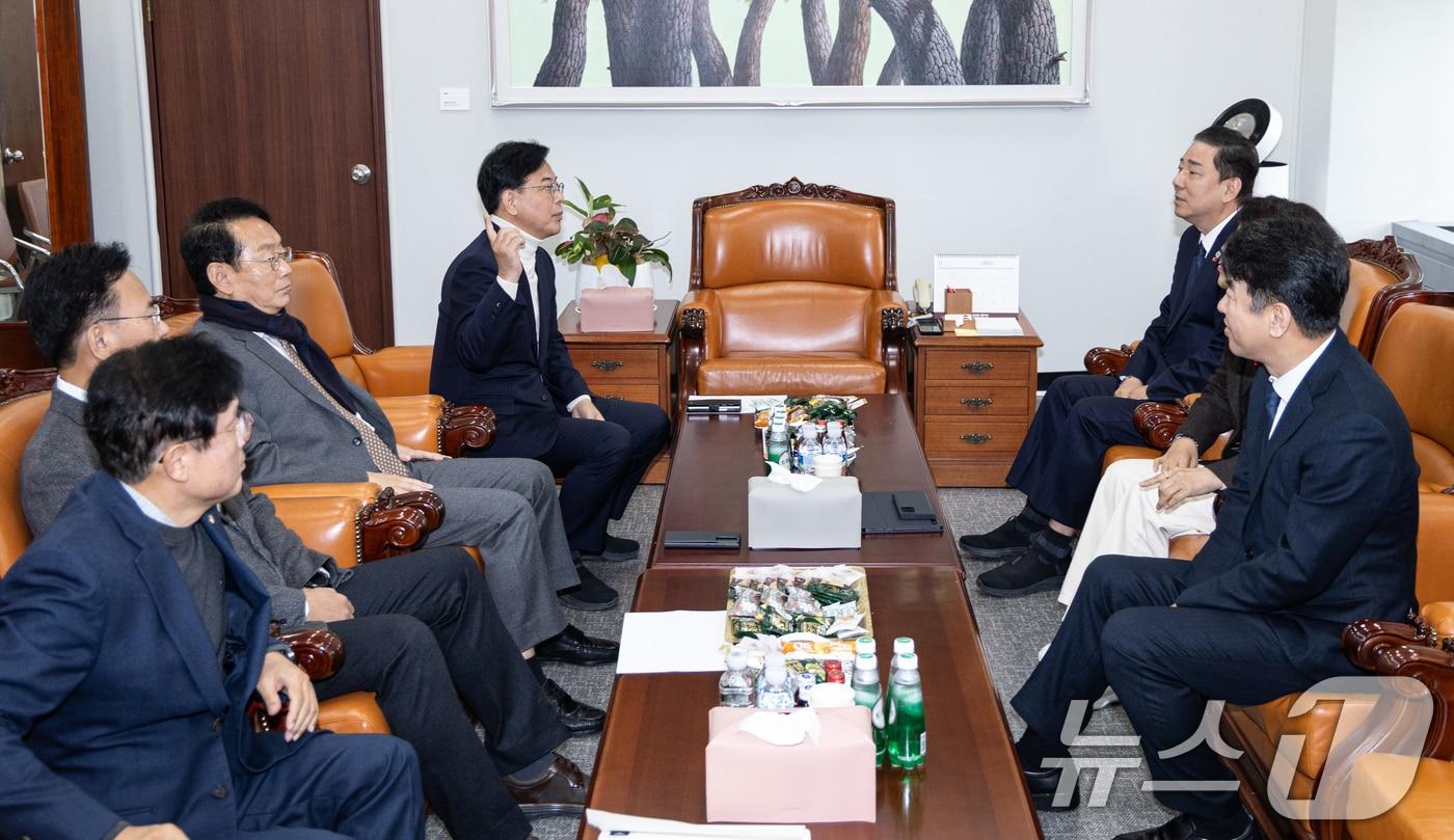 김병기 더불어민주당 원내대표와 송언석 국민의힘 원내대표가 30일 서울 여의도 국회에서 비공개 회동 전 환담을 나누고 있다. 여야는 내년도 예산안과 예산 부수 법안 처리를 위해 원내대표 회동을 통해 최종 조율에 나선다. 2025.11.30/뉴스1 ⓒ News1 이승배 기자