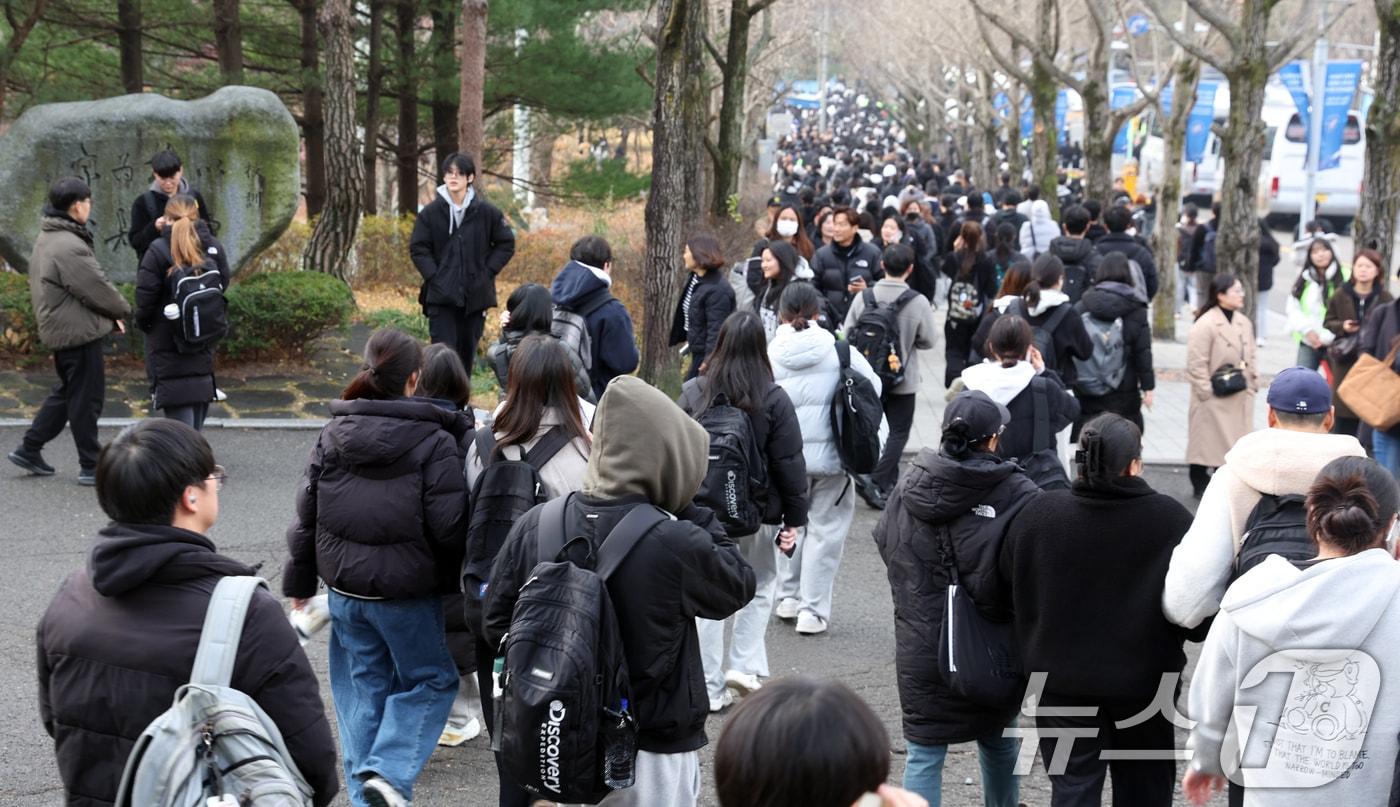 30일 서울 성북구 국민대학교에서 자연계 논술고사를 마친 수헙생들이 이동하고 있다. 2025.11.30/뉴스1 ⓒ News1 김명섭 기자
