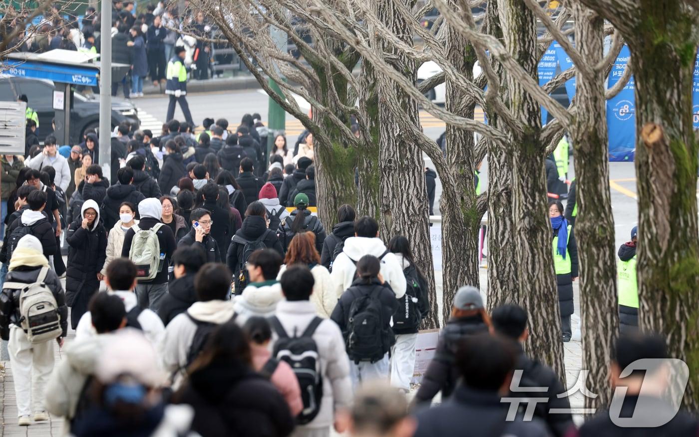 본문 이미지 - 30일 서울 성북구 국민대학교에서 자연계 논술고사를 마친 수헙생들이 이동하고 있다. 