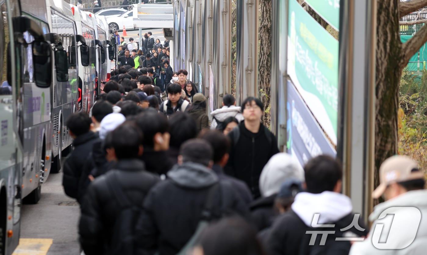 본문 이미지 - 30일 서울 성북구 국민대학교에서 자연계 논술고사를 마친 수헙생들이 이동하고 있다.  2025.11.30 ⓒ 뉴스1 김명섭 기자