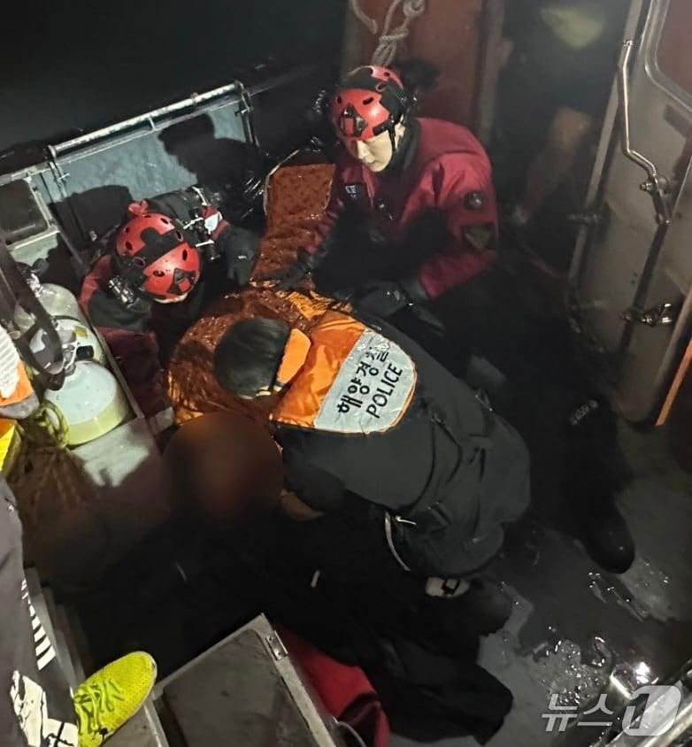 본문 이미지 - 29일 오후 6시 1분쯤 포항시 북구 동빈항 한 병원 앞 해상에 빠진 70대를 해경이 구조하고 있다.(포항해경 제공, 재판매 및 DB금지)