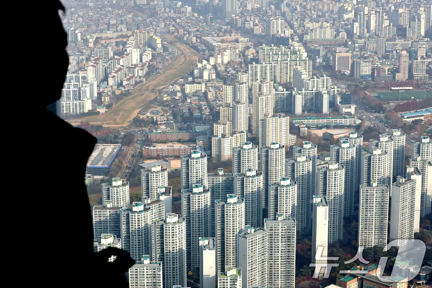 서울 송파구 서울스카이에서 서울의 아파트 단지가 보이고 있다/뉴스1 ⓒ News1 장수영 기자