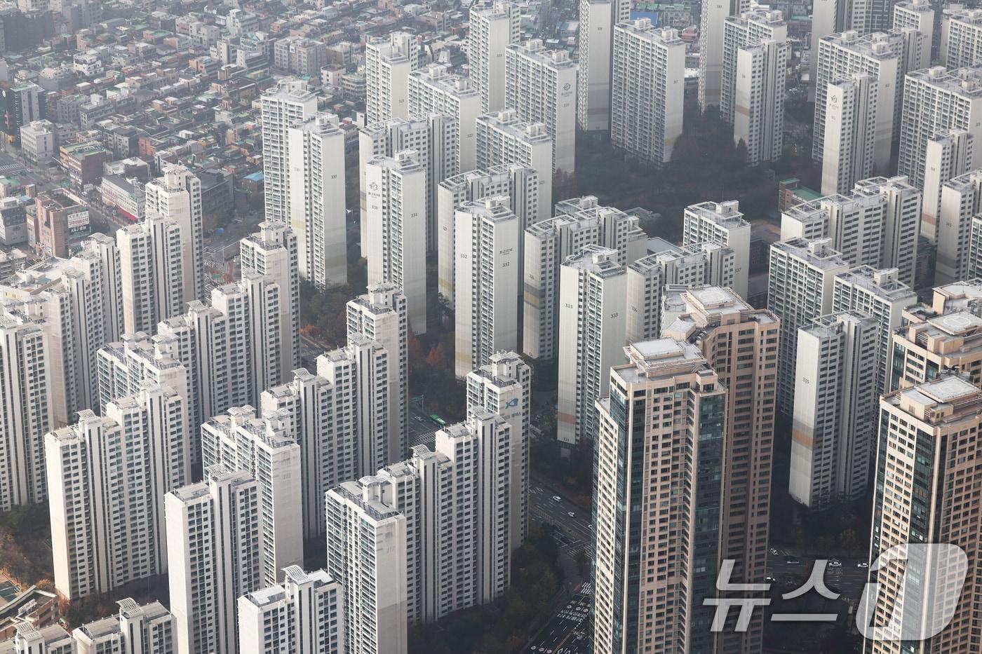 서울 송파구 서울스카이에서 서울의 아파트 단지가 보이고 있다/뉴스1 ⓒ News1 장수영 기자