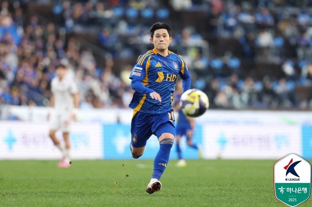 본문 이미지 - 갈비뼈 부상으로 최종전에 결장하는 이동경. &#40;한국프로축구연맹 제공&#41;