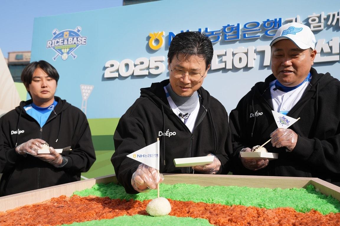 본문 이미지 - &#40;왼쪽부터&#41; 정철원 선수&#40;롯데&#41;,  강태영 NH농협은행 은행장, 양준혁 이사가 희망더하기 자선야구대회에서 &#39;농심천심 운동&#39; 일환으로 우리쌀을 홍보하고 있다. &#40;NH농협은행 제공&#41;
