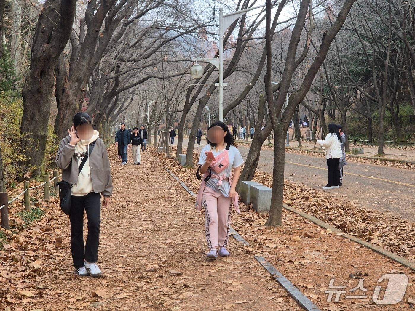 본문 이미지 - 30일 정오 인천 남동구 인천대공원에서 한 소녀가 겉옷을 벗고 반팔차림으로 거리를 거닐고 있다/뉴스1