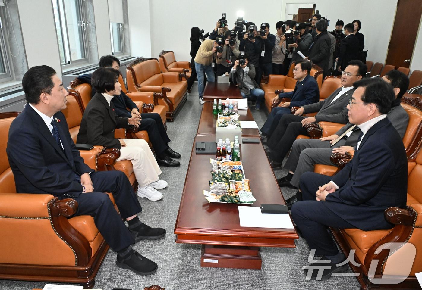 김병기 더불어민주당 원내대표와 송언석 국민의힘 원내대표가 지난 11월30일 서울 여의도 국회에서 비공개 회동 전 자리하고 있다. &#40;공동취재&#41; 2025.11.30/뉴스1 ⓒ News1 이승배 기자