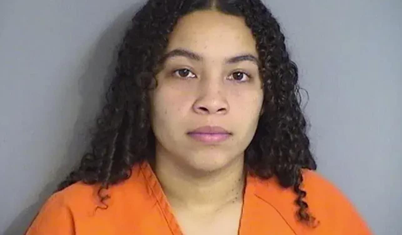 본문 이미지 - 자신의 제자에게 반나체 사진을 보낸 혐의로 체포된 여교사 예즈마르 안제아니스 라모스 피게로아(22)