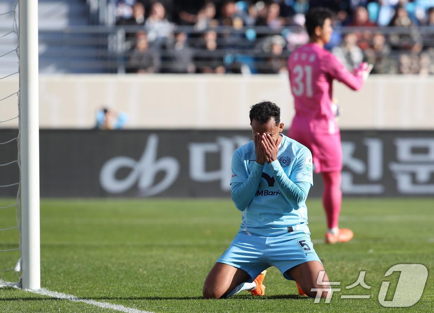 본문 이미지 - 30일 오후 대구 북구 대구iM뱅크PARK에서 열린 하나은행 K리그1 2025 38라운드 최종전 대구FC와 FC안양의 경기, 전반전 대구 지오바니가 안양 골문을 향해 날린 슈팅이 빗나가자 아쉬워하고 있다. 2025.11.30/뉴스1 ⓒ News1 공정식 기자