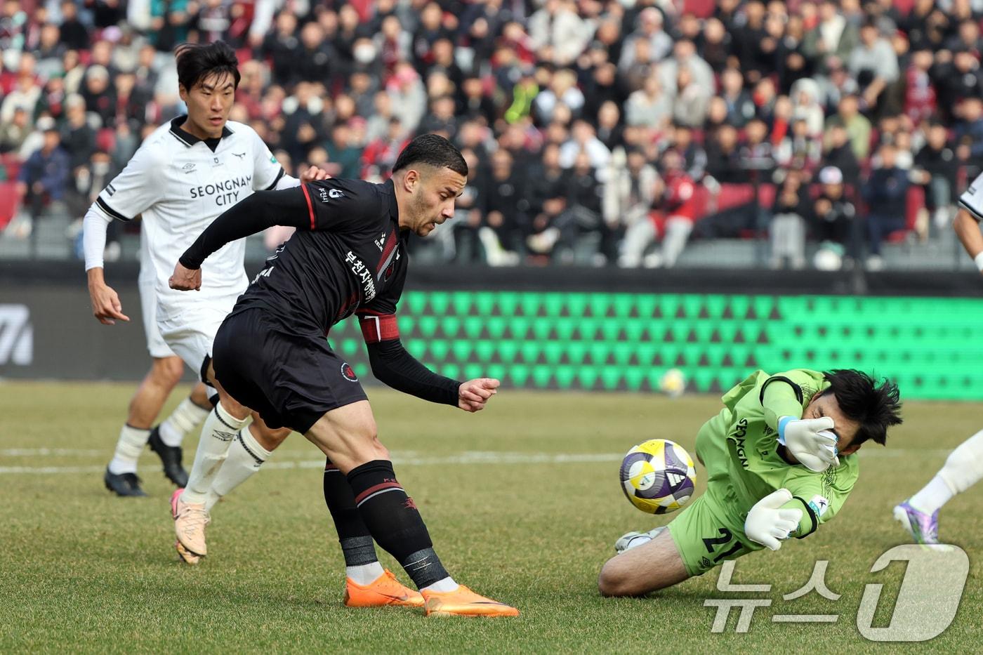 30일 오후 경기 부천시 부천종합운동장에서 열린 하나은행 프로축구 K리그2 플레이오프&#40;PO&#41; 부천FC와 성남FC의 경기에서 부천 바사니가 슛을 하고 있다. 이날 승리하는 팀은 K리그1 10위팀과 승강 플레이오프&#40;승강PO&#41;에서 격돌한다. 2025.11.30/뉴스1 ⓒ News1 황기선 기자