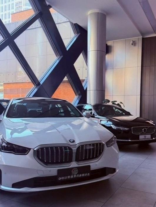북한 '아미산자동차기술봉사소'에 전시된 'BMW'와 '볼보'. (중국 SNS '샤오홍슈' 갈무리)