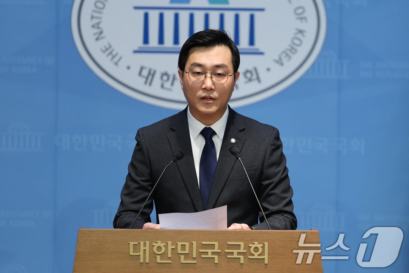 여성 비서관 성추행 의혹에 휩싸인 더불어민주당 장경태 의원이 30일 서울 여의도 국회 소통관에서 입장을 밝히고 있다. 2025.11.30/뉴스1 ⓒ News1 이승배 기자