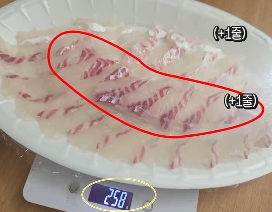 본문 이미지 - 단골 가게에서 회를 주문한 한 손님이 '횟감 빼돌리'를 당한 내용물을 공개했다. 출처=유튜브 채널 '입질의추억'