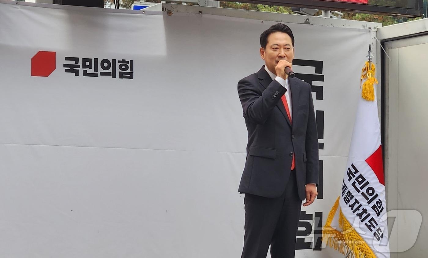 장동혁 국민의힘 대표가 30일 오후 강원 춘천시청 인근에서 열린 &#39;민생회복 법치수호 국민대회 in 강원&#39;에서 발언하고 있다. 2025.11.30/뉴스1 ⓒ News1 이종재 기자