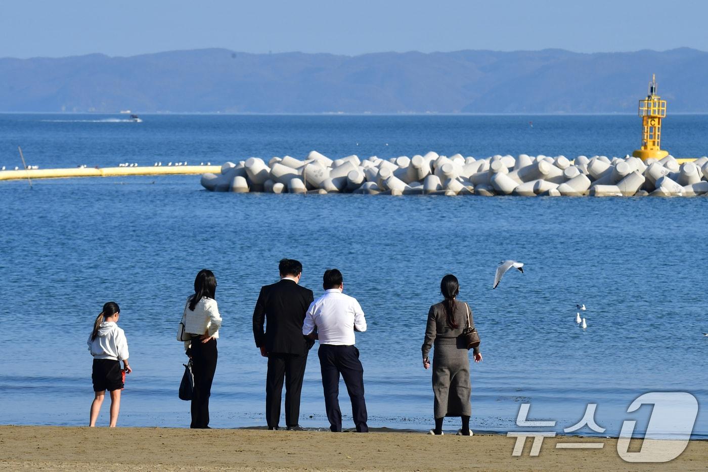 11월 마지막 날인 30일 오후 경북 포항시 북구 영일대해수욕장 백사장에서 가벼운 옷 차림의 관광객들이 휴일을 보내고 있다. 이날 포항시의 낮 최고 기온은 20.1도를 기록했다. 2025.11.30/뉴스1 ⓒ News1 최창호 기자