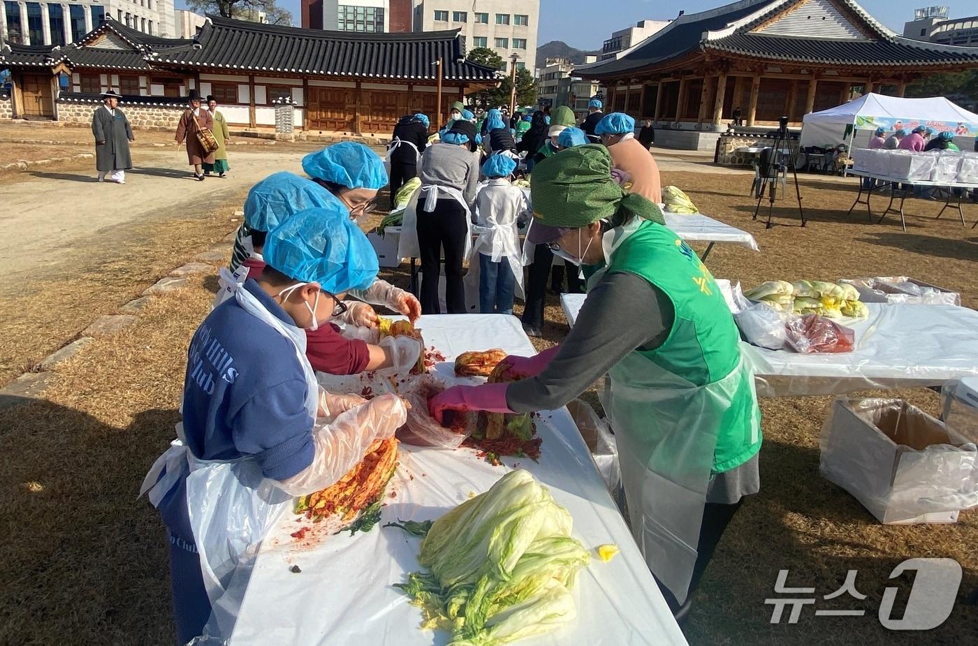 30일 전북 전주시 전라감영에서 김장담그기 체험 행사가 열리고 있다.2025.11.30/뉴스1 문재욱 기자
