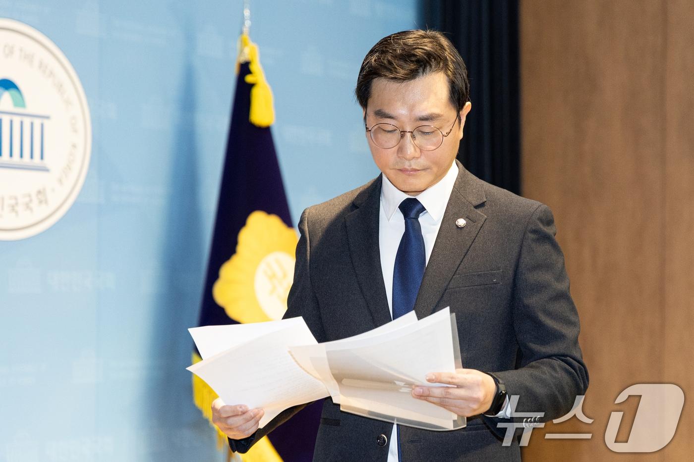 여성 비서관 성추행 의혹에 휩싸인 장경태 더불어민주당 의원이 30일 서울 여의도 국회 소통관에서 입장을 밝힌 뒤 발걸음을 옮기고 있다. 2025.11.30/뉴스1 ⓒ News1 이승배 기자