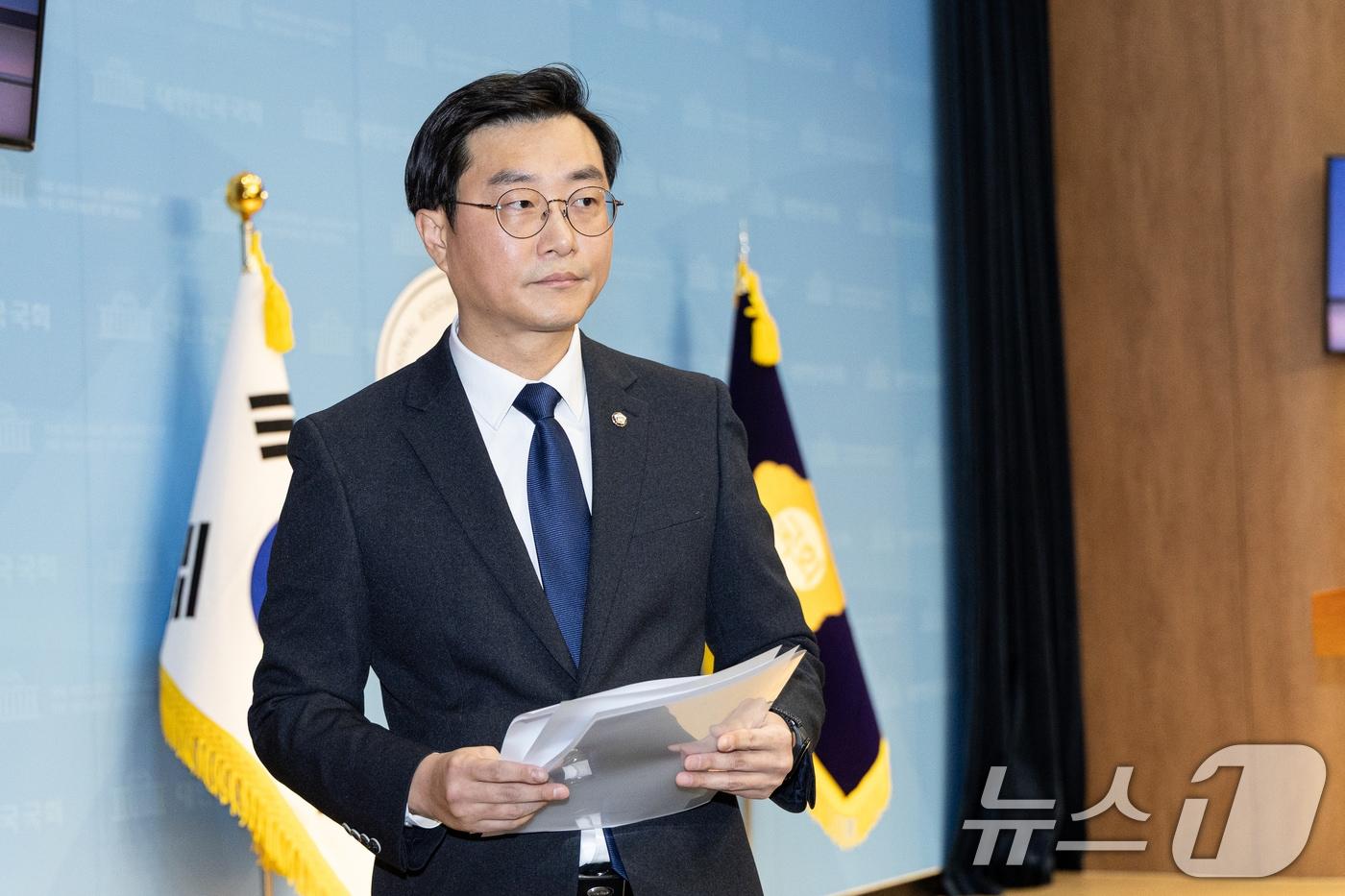 여성 비서관 성추행 의혹에 휩싸인 장경태 더불어민주당 의원이 30일 서울 여의도 국회 소통관에서 입장을 밝힌 뒤 발걸음을 옮기고 있다. 2025.11.30/뉴스1 ⓒ News1 이승배 기자