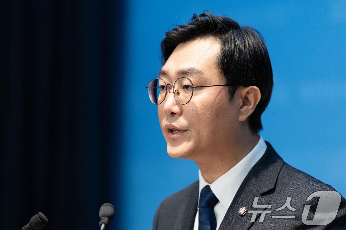 여성 비서관 성추행 의혹에 휩싸인 장경태 더불어민주당 의원이 30일 서울 여의도 국회 소통관에서 입장을 밝히고 있다. 2025.11.30/뉴스1 ⓒ News1 이승배 기자