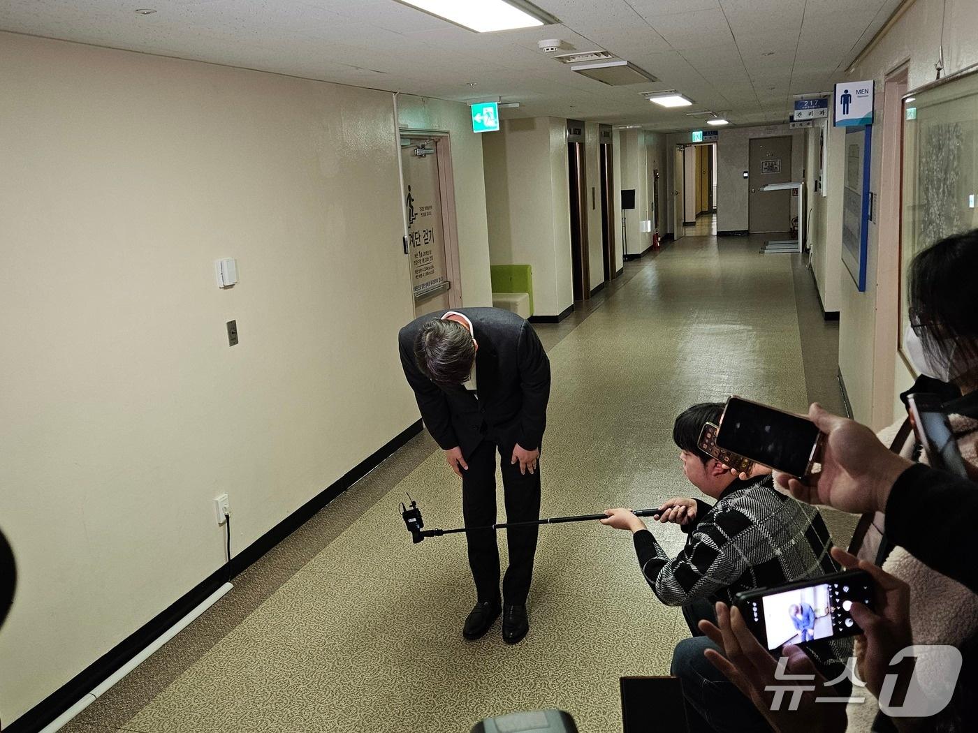 본문 이미지 - 박대준 쿠팡 대표이사가 30일 정부서울청사에서 취재진을 만나 자사 개인정보 유출 사고와 관련해 사과했다.ⓒ 뉴스1/김진희 기자.