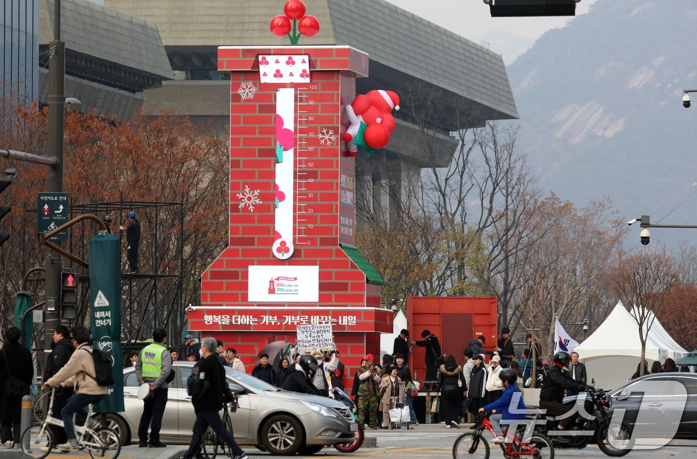 30일 서울 광화문 광장에 &#39;사랑의 온도탑&#39;이 설치되고 있다. 사랑의열매 사회복지공동모금회는 &#39;희망2026나눔캠페인&#39;을 다음 달 1일부터 2026년 1월 31일까지 62일간 진행한다. 2025.11.30/뉴스1 ⓒ News1 김명섭 기자