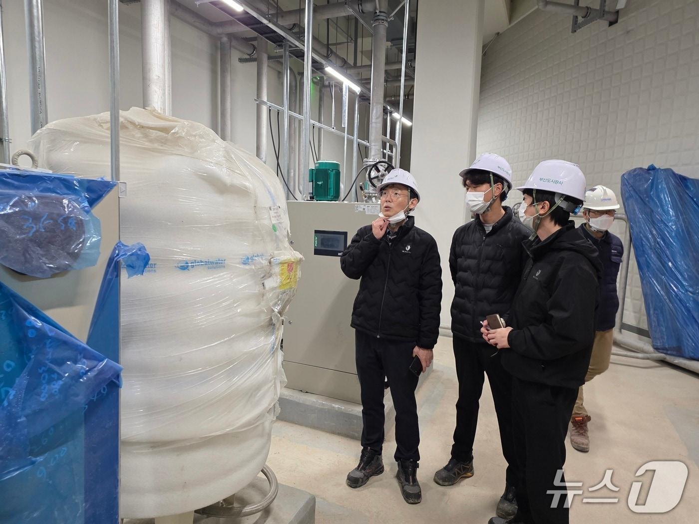 본문 이미지 - 부산도시공사가 일광4BL 통합임대주택 입주를 앞두고 기계, 소방 분야 품질점검을 시행하고 있다.(부산도시공사 제공. 재판매 및 DB금지)