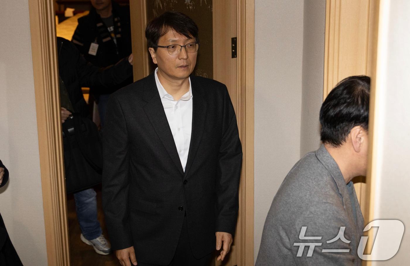 본문 이미지 - 박대준 쿠팡 대표이사가 30일 오후 서울 종로구 정부서울청사에서 열린 쿠팡 개인정보 유출 관련 긴급 관계부처 장관회의에 참석하고 있다. (공동취재) 2025.11.30/뉴스1 ⓒ News1 장수영 기자