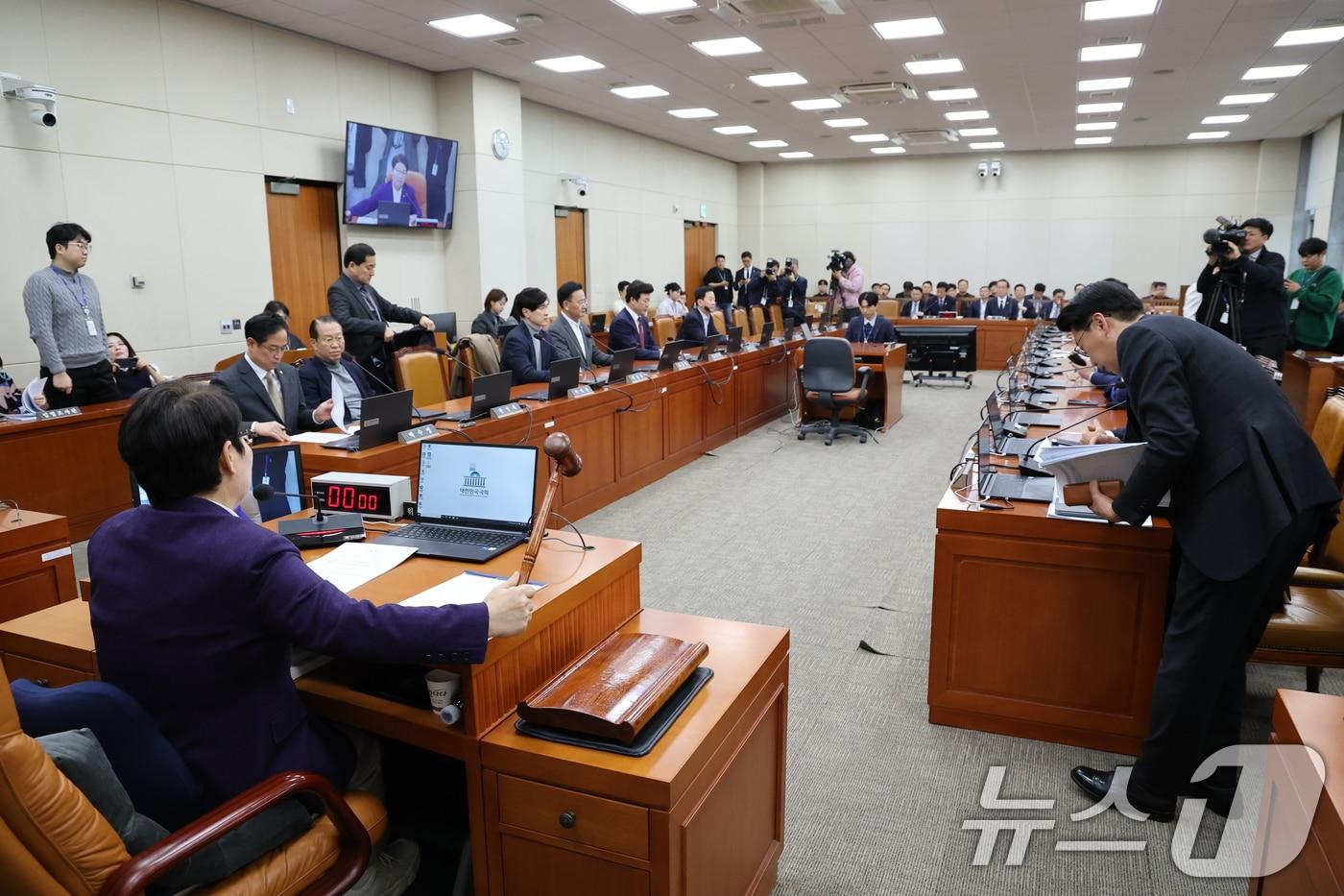 30일 서울 여의도 국회에서 열린 제429회국회&#40;정기회&#41; 기획재정위원회 제8차 전체회의에서 임이자 위원장이 의사봉을 두드리고 있다. 2025.11.30/뉴스1 ⓒ News1 이승배 기자