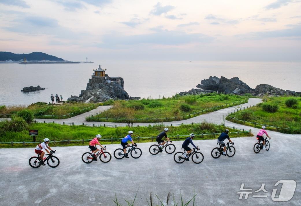 본문 이미지 - 기장군 관광사진 공모전 대상 수상장 '갈맷길 하이킹'(기장군 제공. 재판매 및 DB금지)