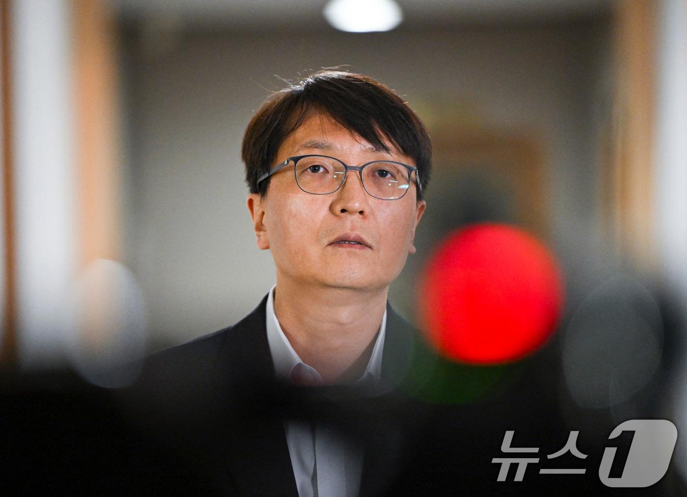 본문 이미지 - 박대준 쿠팡 대표이사가 30일 오후 서울 종로구 정부서울청사에서 열린 쿠팡 개인정보 유출 관련 긴급 관계부처 장관회의에 참석한 뒤 취재진 질문에 답변하고 있다. &#40;공동취재&#41; 2025.11.30/뉴스1 ⓒ News1 장수영 기자