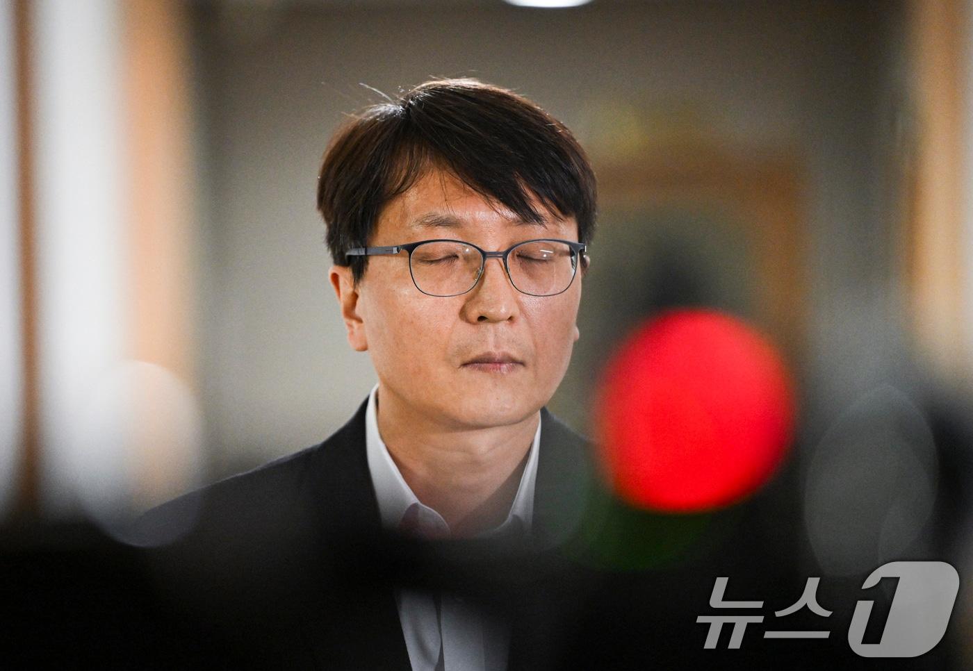 박대준 쿠팡 대표이사가 30일 오후 서울 종로구 정부서울청사에서 열린 쿠팡 개인정보 유출 관련 긴급 관계부처 장관회의에 참석한 뒤 취재진 질문을 들으며 눈을 감고 있다. &#40;공동취재&#41; 2025.11.30/뉴스1 ⓒ News1 장수영 기자