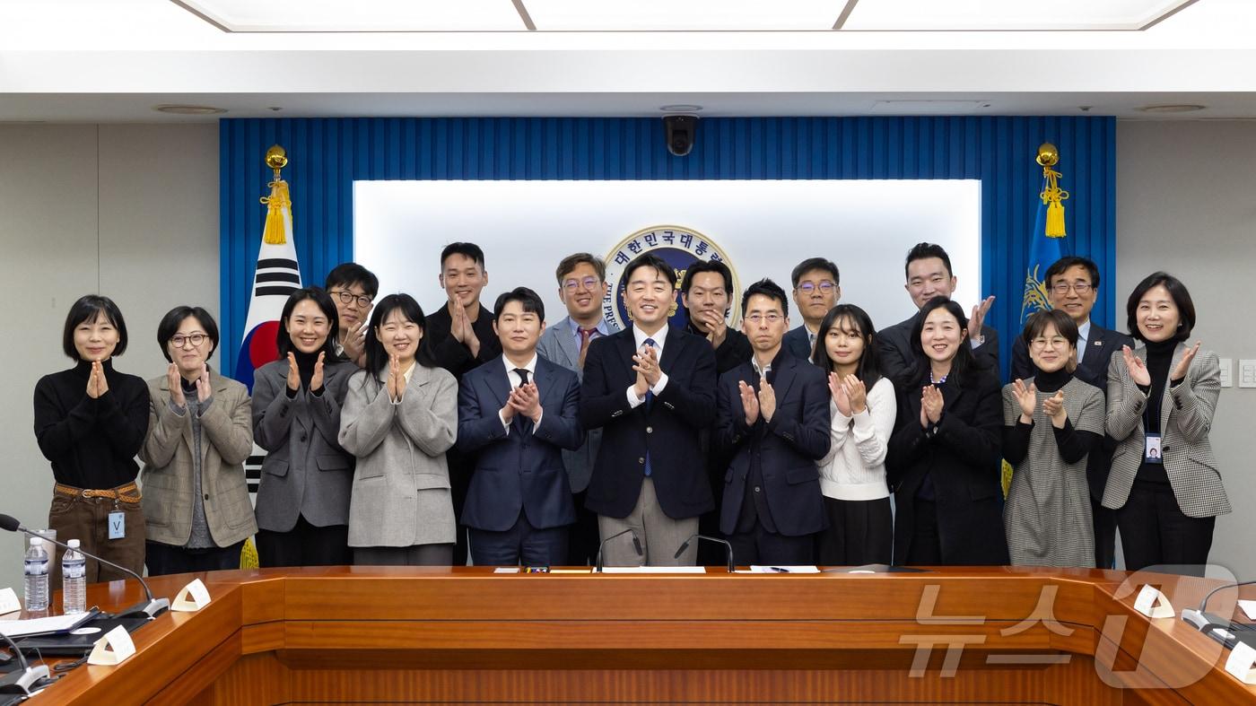 강훈식 대통령 비서실장이 30일 서울 용산 대통령실 청사에서 열린 청년미래자문단 출범식 및 제1차 회의에서 참석자들과 함께 기념촬영을 하고 있다. &#40;대통령실 제공. 재판매 및 DB 금지&#41; 2025.11.30/뉴스1 ⓒ News1 이재명 기자