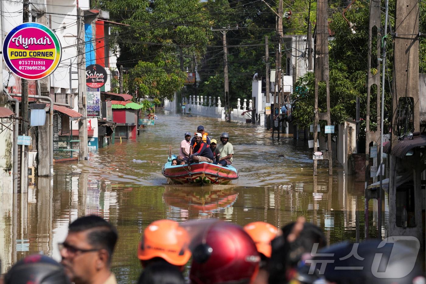 스리랑카 웰람피티야에서 29일 사이클론 디트와로 인한 폭우가 발생해 거리가 물에 잠겨 있다. 2025.11.30 ⓒ 로이터=뉴스1 ⓒ News1 강민경 기자