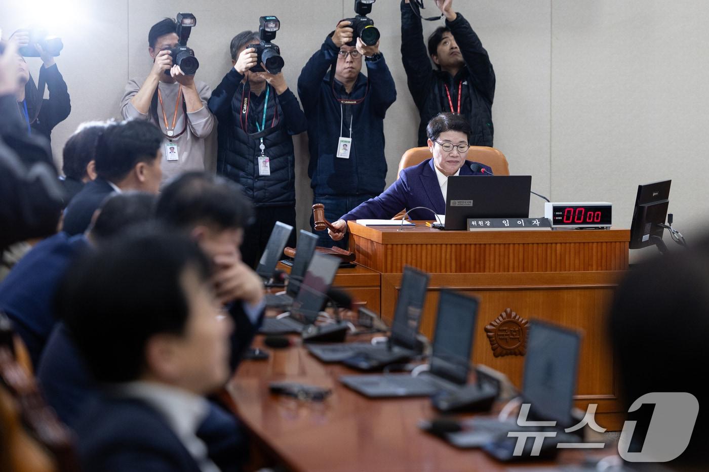 30일 서울 여의도 국회에서 열린 제429회국회&#40;정기회&#41; 기획재정위원회 제8차 전체회의에서 임이자 위원장이 의사봉을 두드리고 있다. 2025.11.30/뉴스1 ⓒ News1 이승배 기자